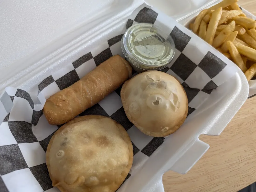 Pastel De Pollo Mechado Un Tequeño Un Pastel De Jamón Con Queso